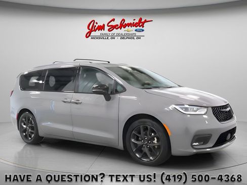 Used 2025 Chrysler Pacifica Limited FWD image 1
