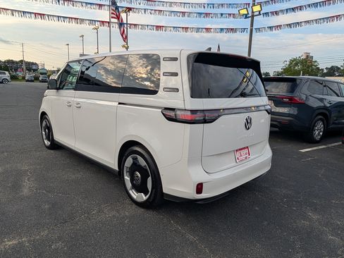 Used 2025 Volkswagen ID. Buzz Pro S Plus RWD image 5
