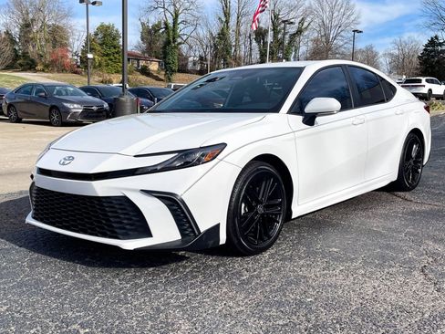 Used 2025 Toyota Camry SE image 1