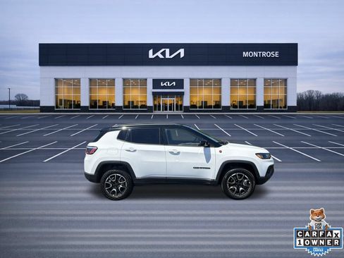Used 2025 Jeep Compass Trailhawk AWD/4WD image 4