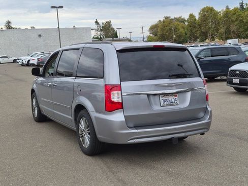 Used 2014 Chrysler Town & Country Touring-L w/ Driver Convenience Group FWD image 7