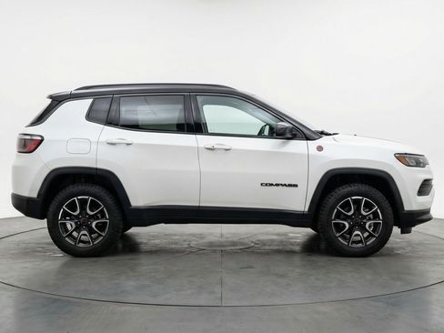 Used 2025 Jeep Compass Trailhawk image 11