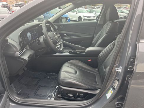Used 2025 Hyundai Elantra Limited image 24