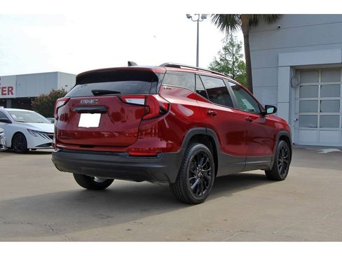 Used 2023 GMC Terrain SLE w/ Driver Convenience Package FWD image 4