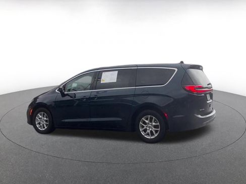 Used 2025 Chrysler Pacifica Select image 10