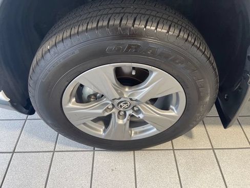 Used 2025 Toyota RAV4 XLE w/ Convenience Package FWD image 5