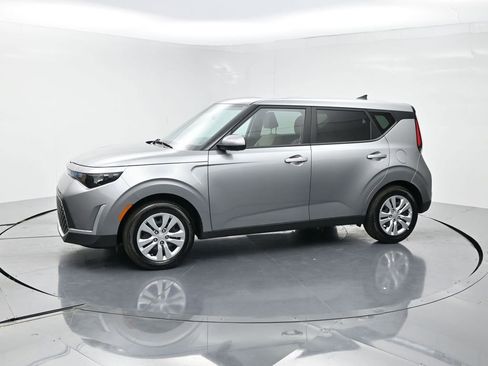 Used 2025 Kia Soul LX FWD image 3