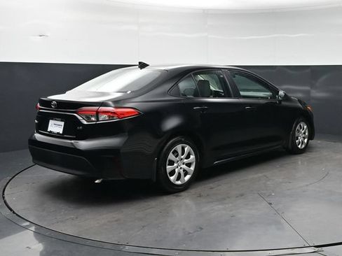 Used 2025 Toyota Corolla LE FWD image 5