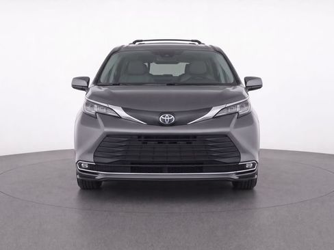 Used 2025 Toyota Sienna XLE w/ XLE Plus Package AWD/4WD image 5