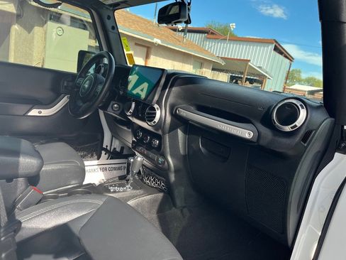 Used 2015 Jeep Wrangler Unlimited Sahara w/ Connectivity Group image 32