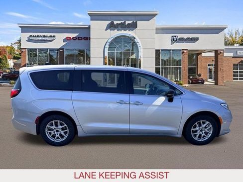 Certified 2024 Chrysler Pacifica Touring-L FWD image 7