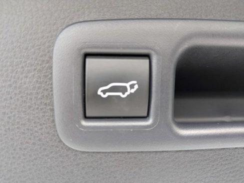 Used 2025 Toyota Highlander XLE FWD image 13