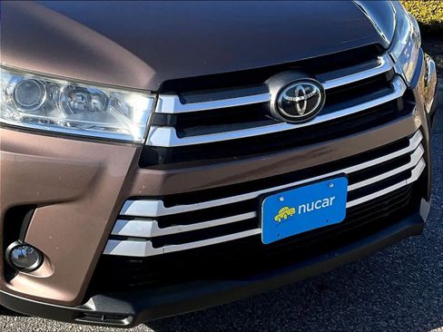 Used 2017 Toyota Highlander XLE image 32