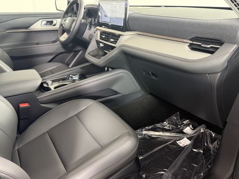 New 2026 Ford Explorer Active w/ Active Comfort Package RWD image 9