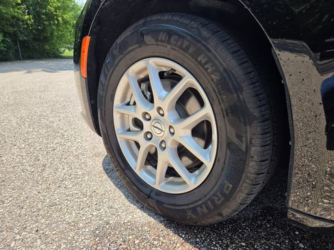Used 2025 Chrysler Pacifica Select FWD image 9