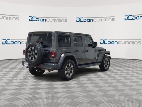 Used 2018 Jeep Wrangler Unlimited Sahara AWD/4WD image 9