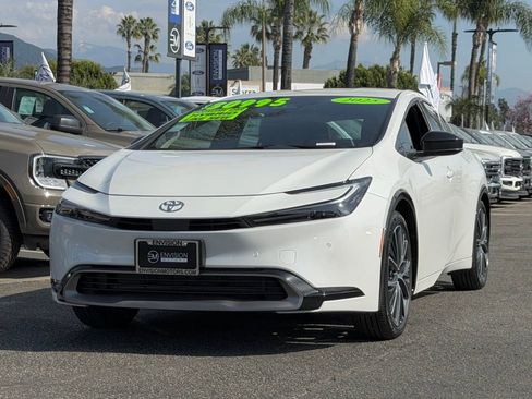 Used 2025 Toyota Prius XLE image 4