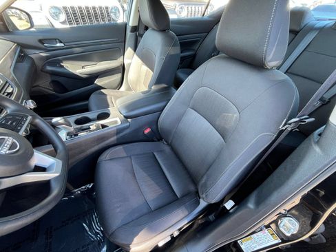 Used 2025 Nissan Altima 2.5 SV FWD image 32