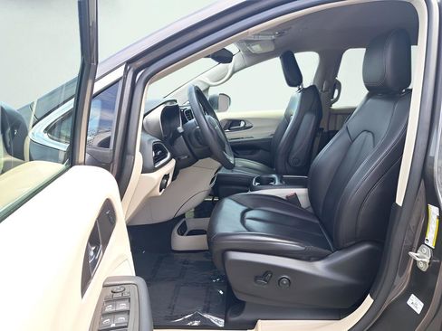 Used 2023 Chrysler Pacifica Touring-L FWD image 10