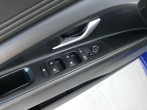 Used 2022 Hyundai Elantra Limited w/ Preferred Accessory Package image 13