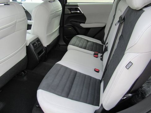 New 2025 Mitsubishi Outlander SE image 9