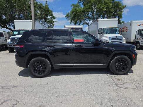 Used 2024 Jeep Grand Cherokee Altitude image 8