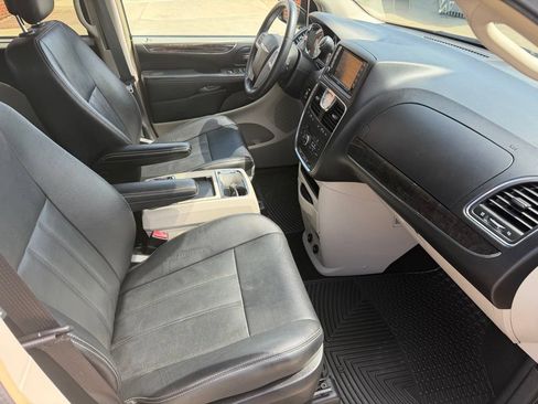 Used 2016 Chrysler Town & Country Touring w/ Driver Convenience Group FWD image 10