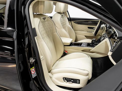 Used 2021 Bentley Flying Spur W12 image 21