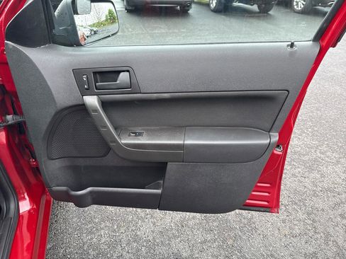Used 2010 Ford Focus SE FWD image 19