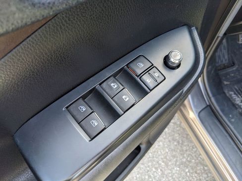 Used 2019 Toyota Highlander XLE image 19