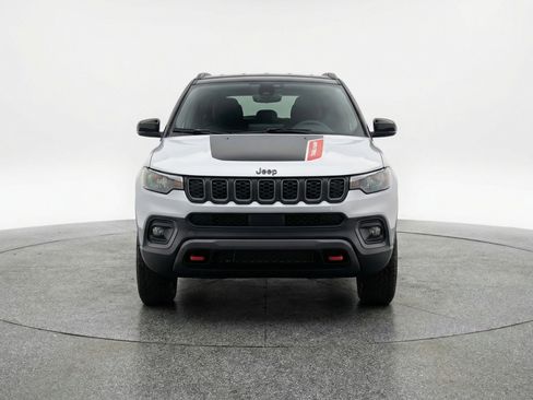 Used 2025 Jeep Compass Trailhawk image 2