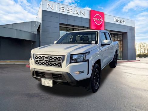 Used 2022 Nissan Frontier SV image 1