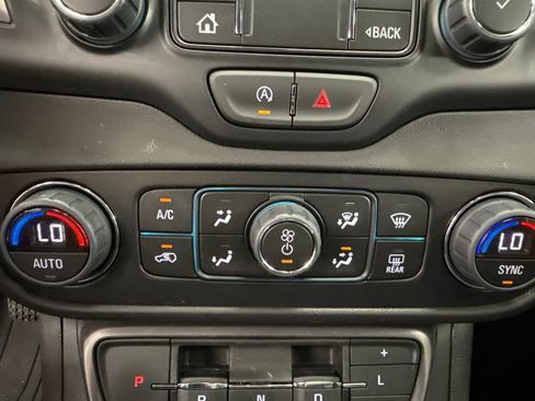 Used 2024 GMC Terrain AT4 AWD/4WD image 31