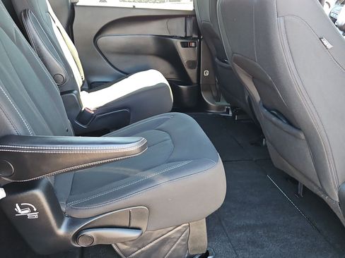 Used 2018 Chrysler Pacifica Touring Plus w/ S Appearance Package FWD image 24