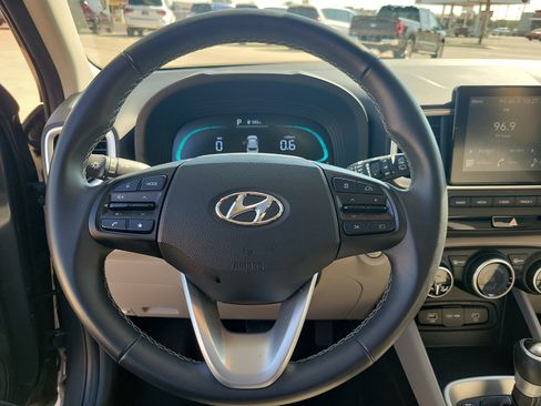 Used 2025 Hyundai Venue SEL FWD image 15