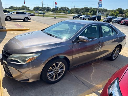 Used 2015 Toyota Camry SE FWD image 2