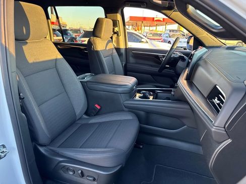 Used 2025 Chevrolet Suburban LS image 10