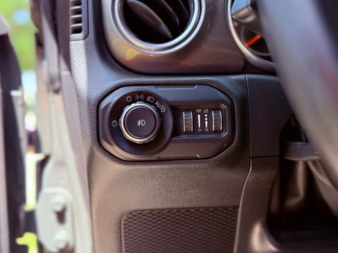 Used 2018 Jeep Wrangler Unlimited Sahara AWD/4WD image 20