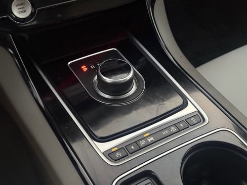 Used 2017 Jaguar XE Premium image 23