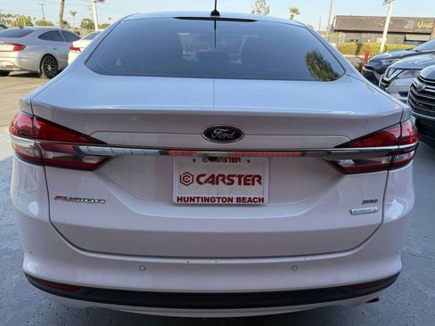 Used 2018 Ford Fusion SE w/ Fusion SE Technology Package FWD image 4