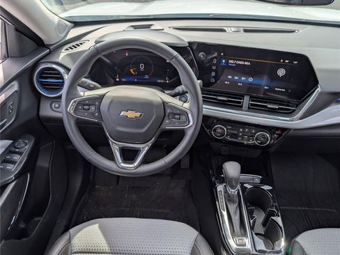 Used 2025 Chevrolet Trax LT w/ Driver Confidence Package image 16