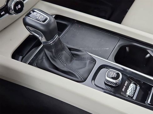 Used 2021 Volvo V60 T5 Cross Country image 34