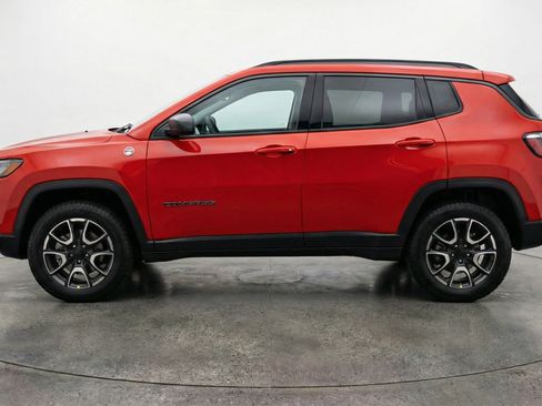 Used 2025 Jeep Compass Trailhawk image 5