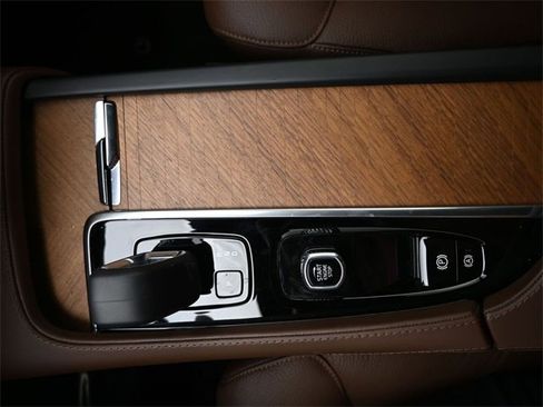 Used 2024 Volvo XC90 B6 Plus w/ Protection Package Premier image 10