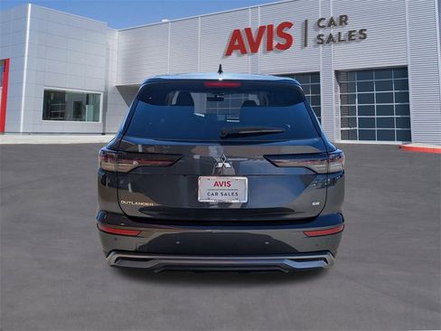 Used 2025 Mitsubishi Outlander SE image 7