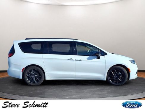 Used 2025 Chrysler Pacifica Limited image 30