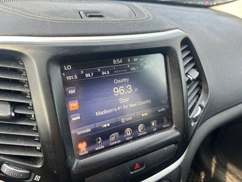 Used 2018 Jeep Cherokee Latitude Plus w/ Comfort/Convenience Group AWD/4WD image 9