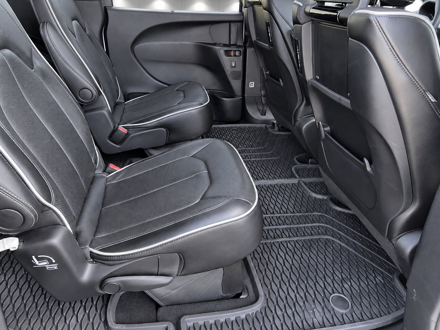 Used 2024 Chrysler Pacifica Limited w/ Uconnect Theater Family Group AWD/4WD image 26
