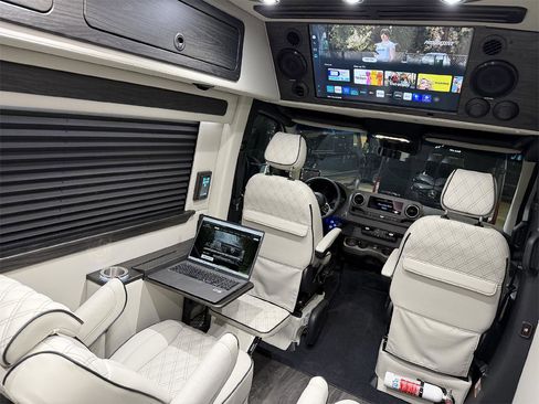 Used 2024 Mercedes-Benz Sprinter 2500 image 4