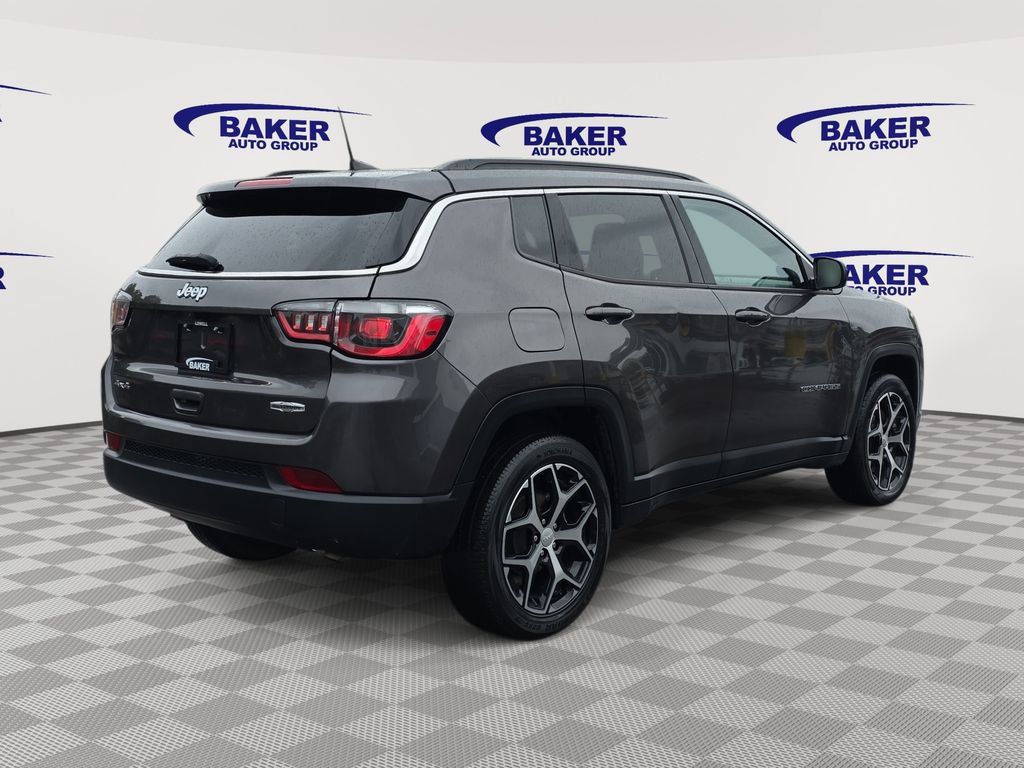 Used 2024 Jeep Compass Latitude AWD/4WD image 3
